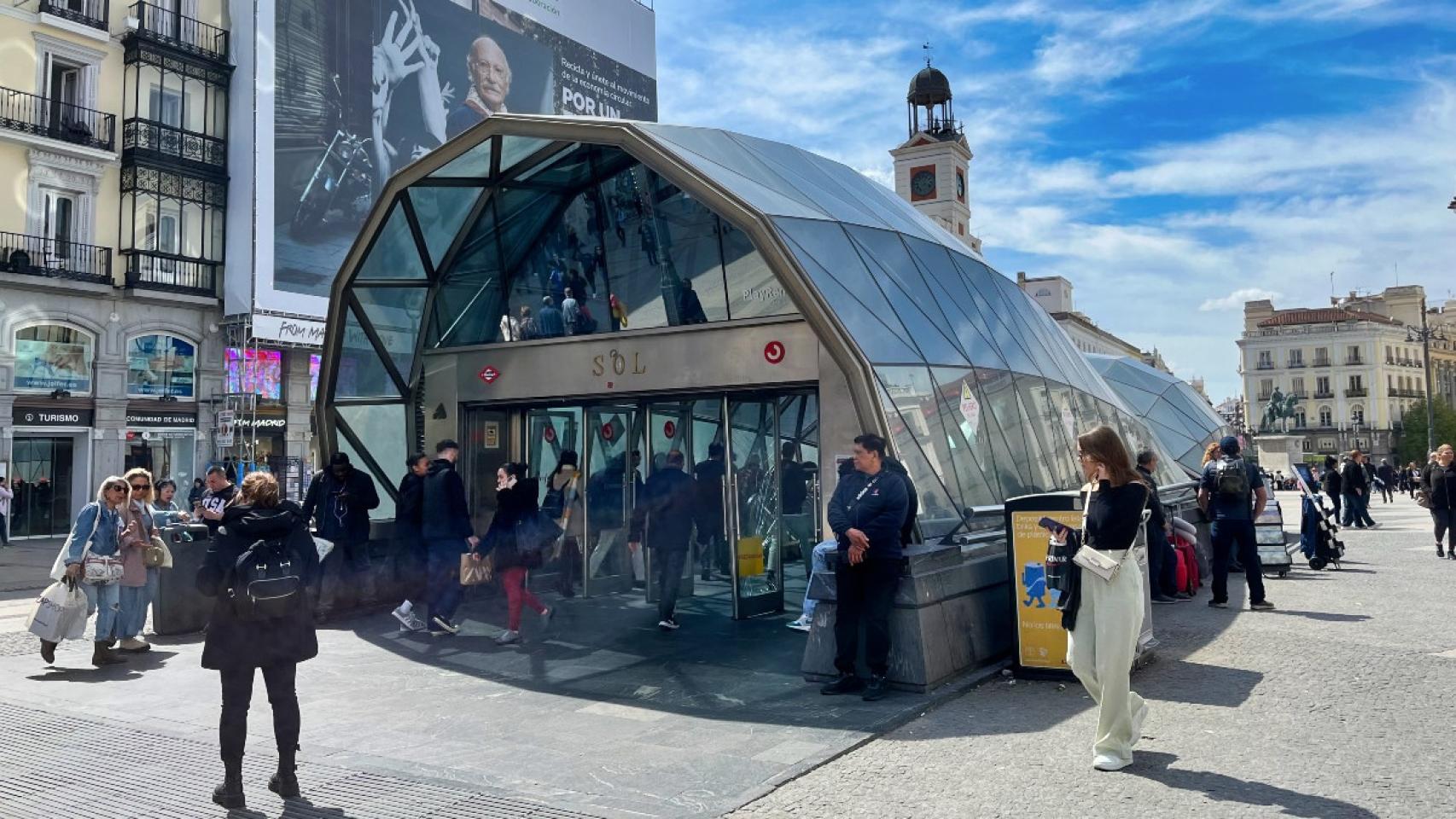 La entrada a la estación de Cercanías de la Puerta del Sol, conocida popularmente como la 'ballena'.