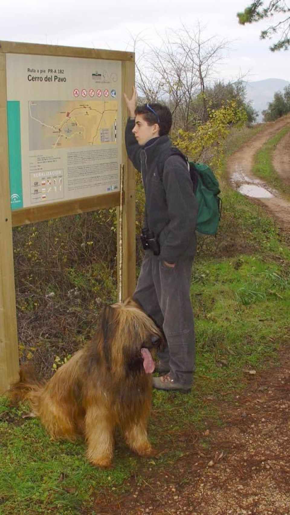 David Broncano, junto a su perro Kimbo, en la ruta senderista del Cerro del Pavo.