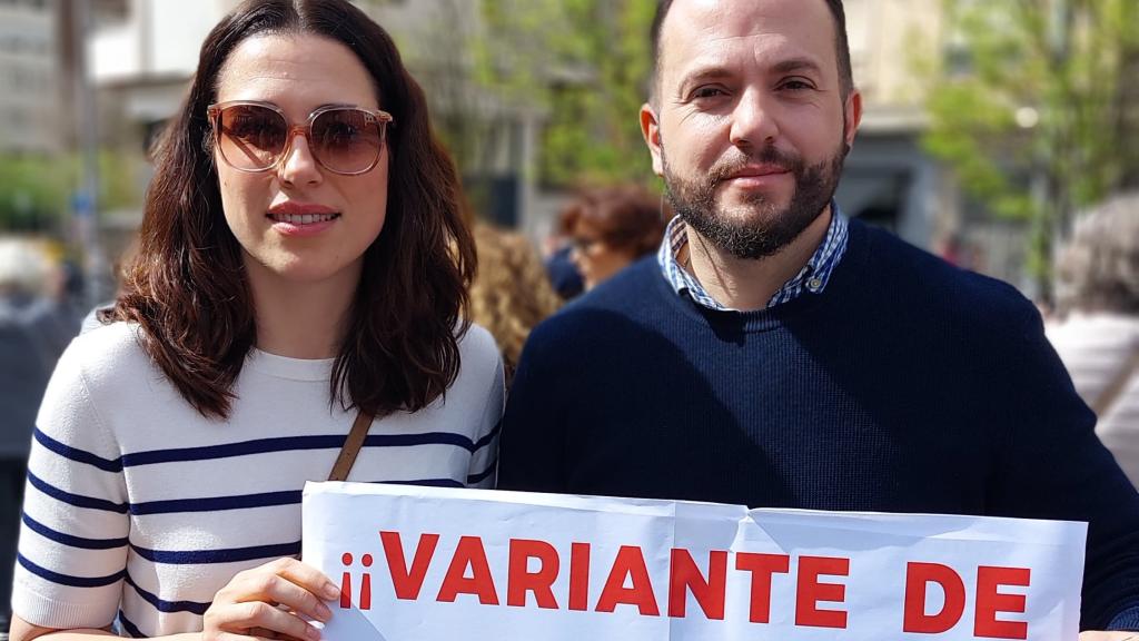 Aitana Mas y Rafa Mas , de Compromís, ayer en la concentración frente a Subxdelegación en Alicante.