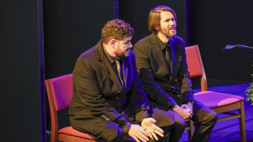 Manuel y Paco, los hijos de Concha Velasco, muy emocionados en su despedida.