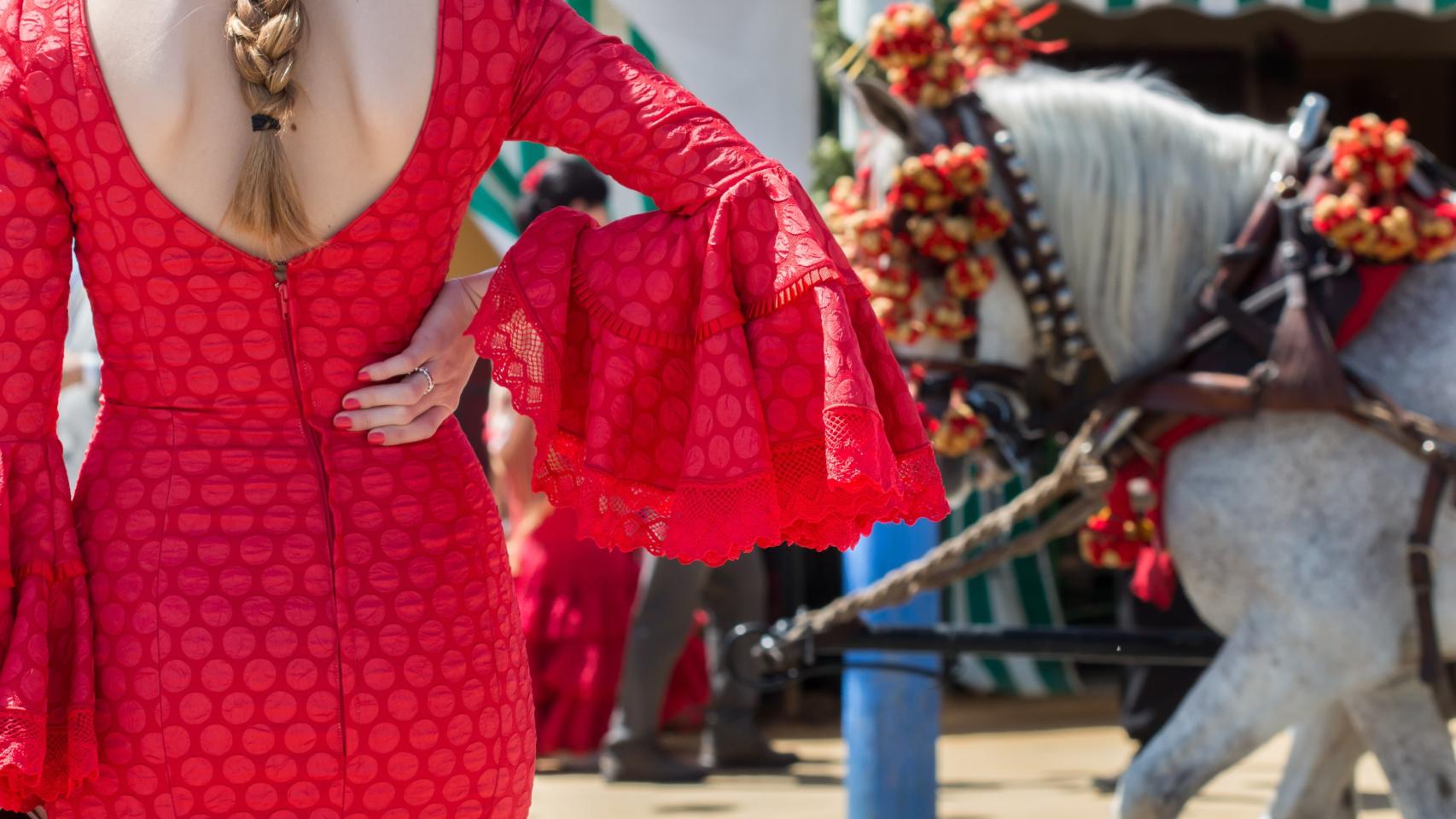 Una flamenca por el Real de la Feria de Abril.