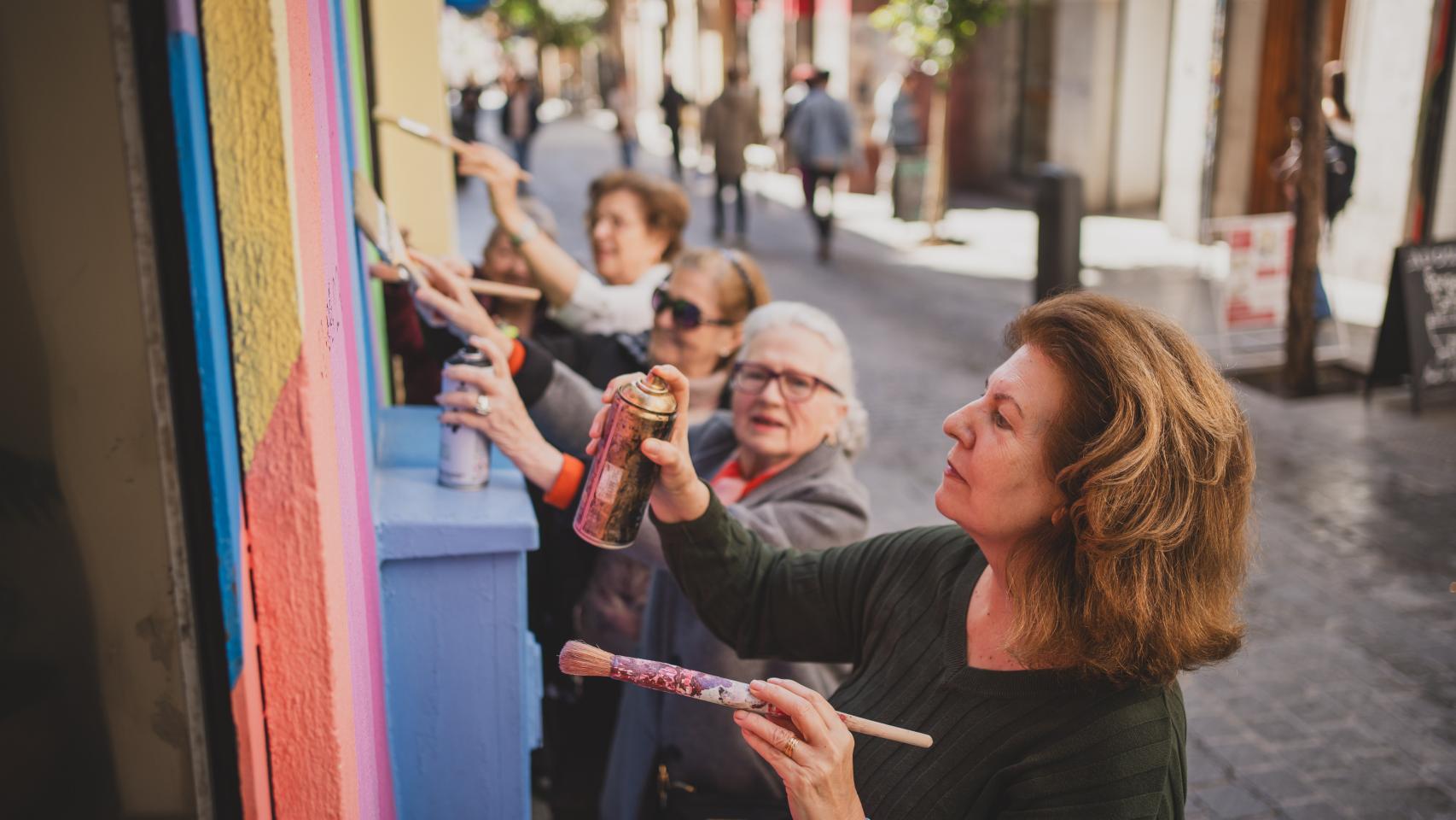 Las abuelas grafiteras en la fachada de La Cuchara, establecimiento de Lavapiés que participa en el Festival Calle.