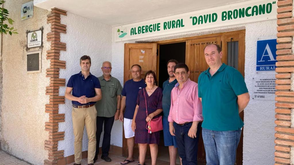 Javier Broncano, (2i), junto al alcalde de Orcera, Juan Francisco Fernández, Isabel Muñoz (c) y su hijo pequeño, el músico Daniel Broncano.