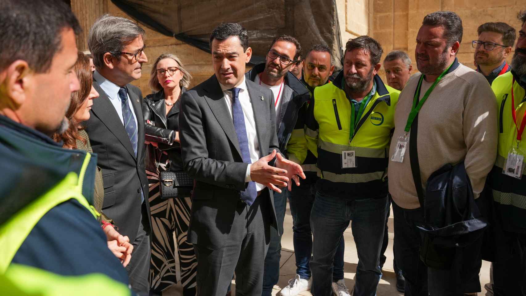 El presidente de la Junta de Andalucía, Juanma Moreno, conversa con los trabajadores de Acerinox cuando llevaban un mes en huelga.