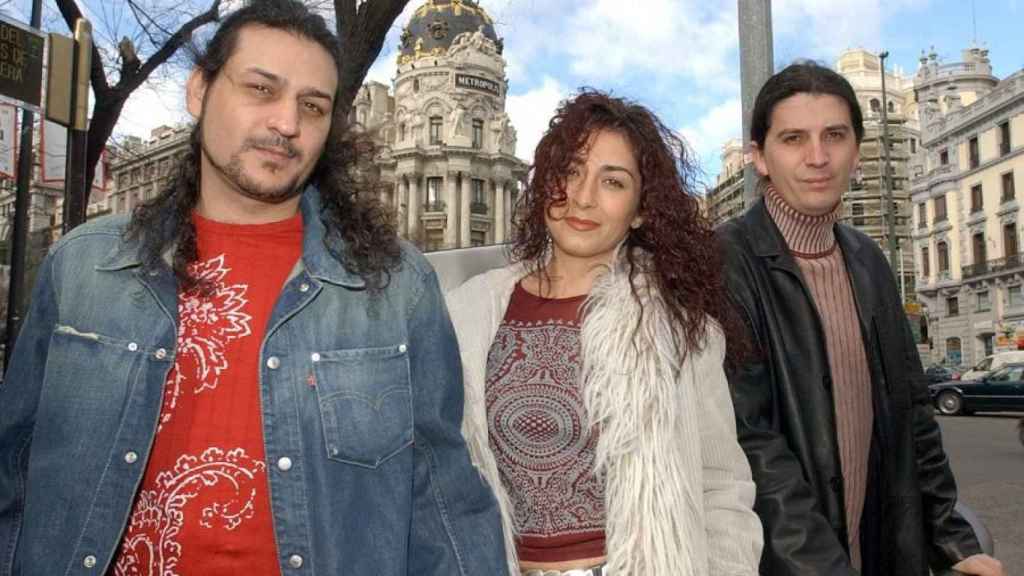 Ángeles Muñoz, Dioni Martín y Miguel Ángel Cabrera, de Camela, en 2003.