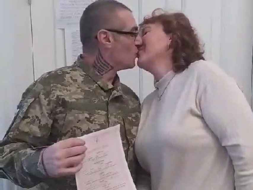 María y Hippy se casan a la salida del juzgado ucraniano donde contrajeron matrimonio el pasado año.