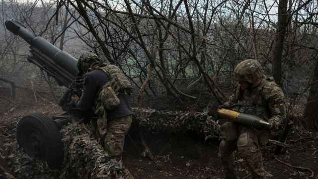 Soldados ucranianos disparan un obús hacia las tropas rusas en la región de Donetsk el 5 de abril de 2024.