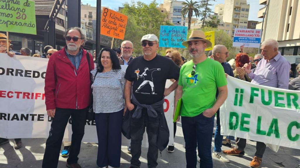 Las asociaciones vecinales ayer frenta la Subdelegación del Gobierno de Alicante.