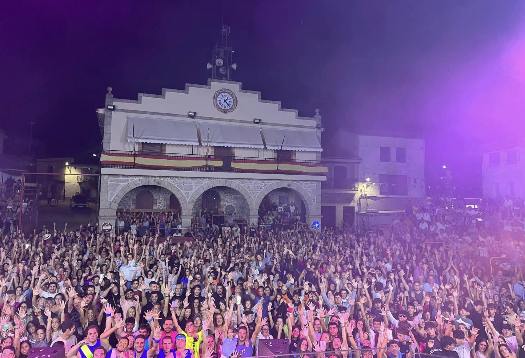 Una multitudinaria y animada verbena en Villarino de los Aires