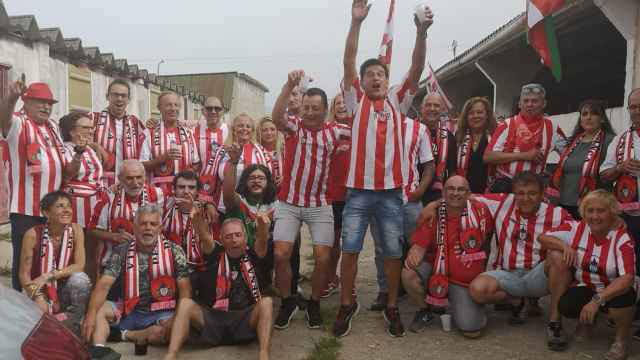 Vecinos y aficionados del pueblo segoviano celebrando un éxito del Athletic