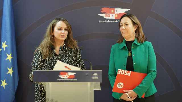 La viceportavoz del Grupo Socialista, Patricia Gómez Urbán, y la secretaria general, Rosa Rubio, durante la rueda de prensa de este viernes.