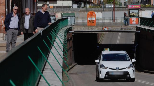 El concejal de Medio Ambiente del Ayuntamiento de Valladolid, Alejandro García Pellitero, y el gerente de Aquavall, Pedro Arroyo, asisten a la reapertura del túnel de Vadillos