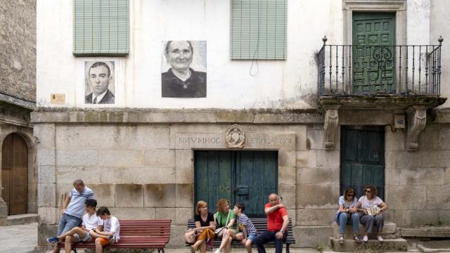 Unos ciudadanos sentados en el banco de un pueblo de Salamanca