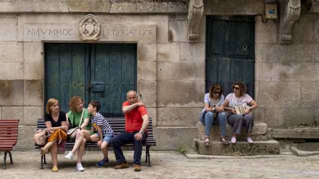 Unos ciudadanos sentados en el banco de un pueblo de Salamanca
