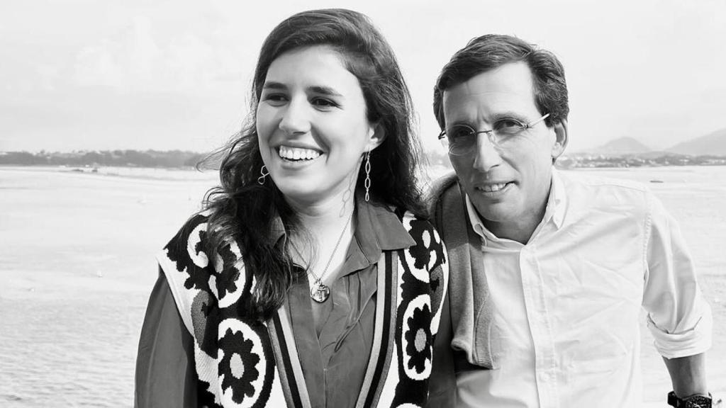 La imagen con la que José Luis Martínez-Almeida anunció su compromiso con Teresa Urquijo.