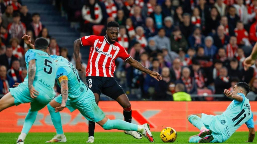 Iñaki Williams efectúa un disparo en un Athletic Club - Mallorca.