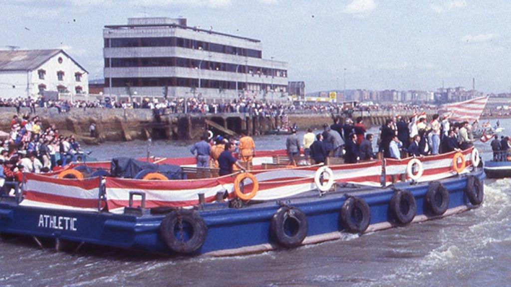 Celebración del Athletic por la ría de Bilbao en la Gabarra