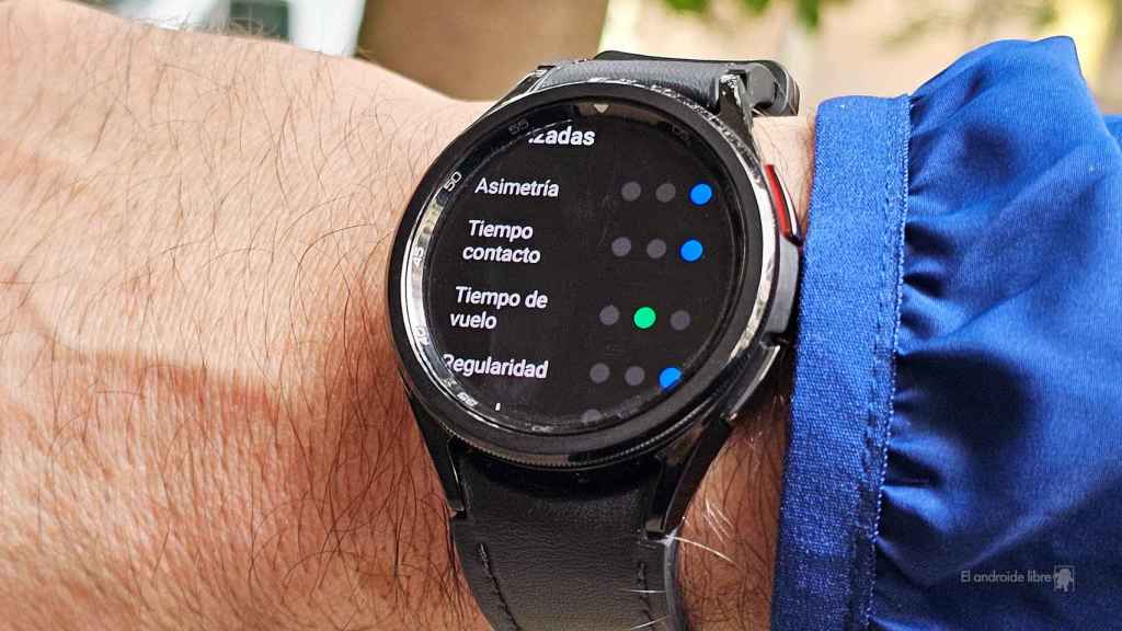 El Galaxy Watch 6 mostrando las métricas de correr avanzadas