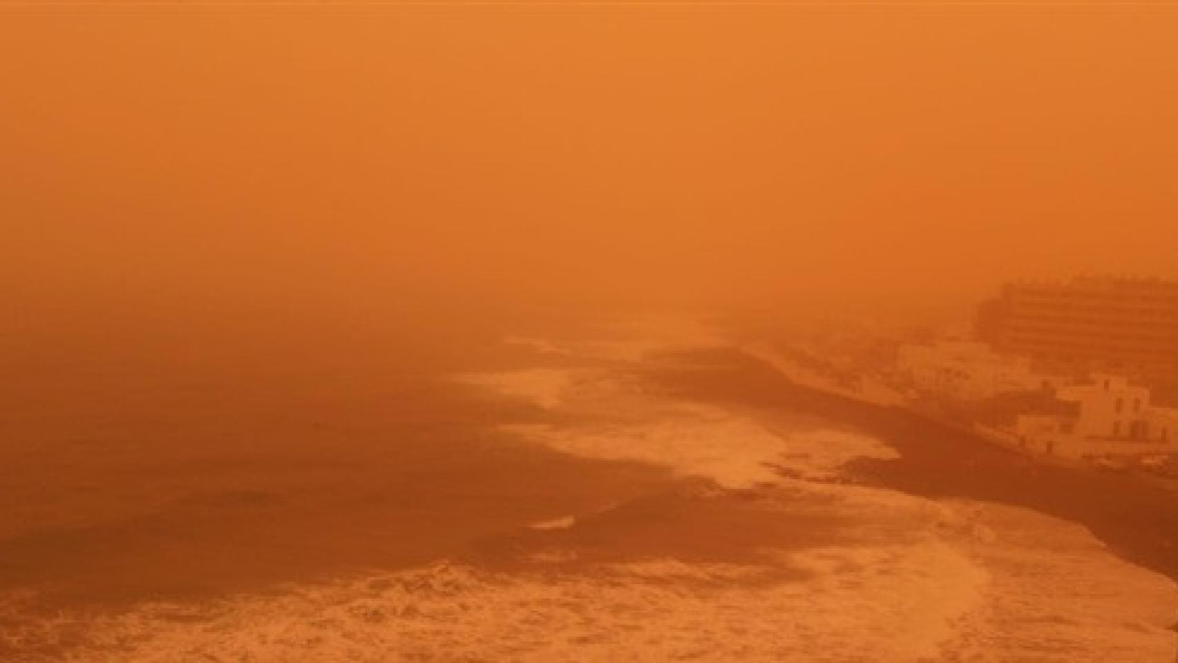 Imagen de Tenerife durante la supercalima de polvo desértico del 29 de enero de 2022.