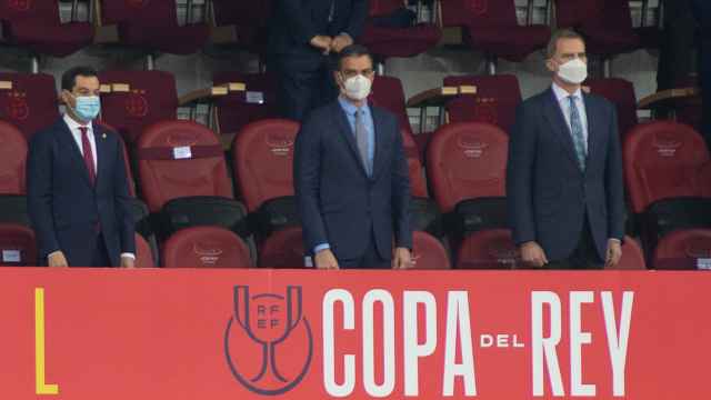 Juanma Moreno, Pedro Sánchez y Felipe VI en la final de Copa del Rey de 2021