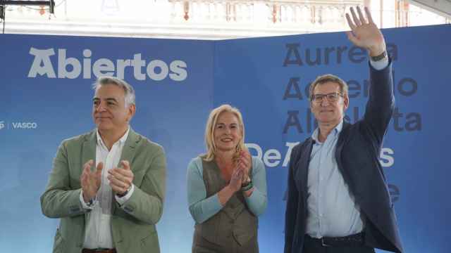 El candidato del PP a lehendakari, Javier de Andrés; la portavoz del PP de Vitoria-Gasteiz, Ainhoa Domaica y el líder del PP, Alberto Núñez Feijóo, este viernes en Vitoria.