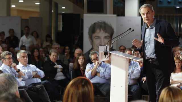El expresidente del Gobierno José Luis Rodríguez Zapatero, este viernes en un acto en Irún.