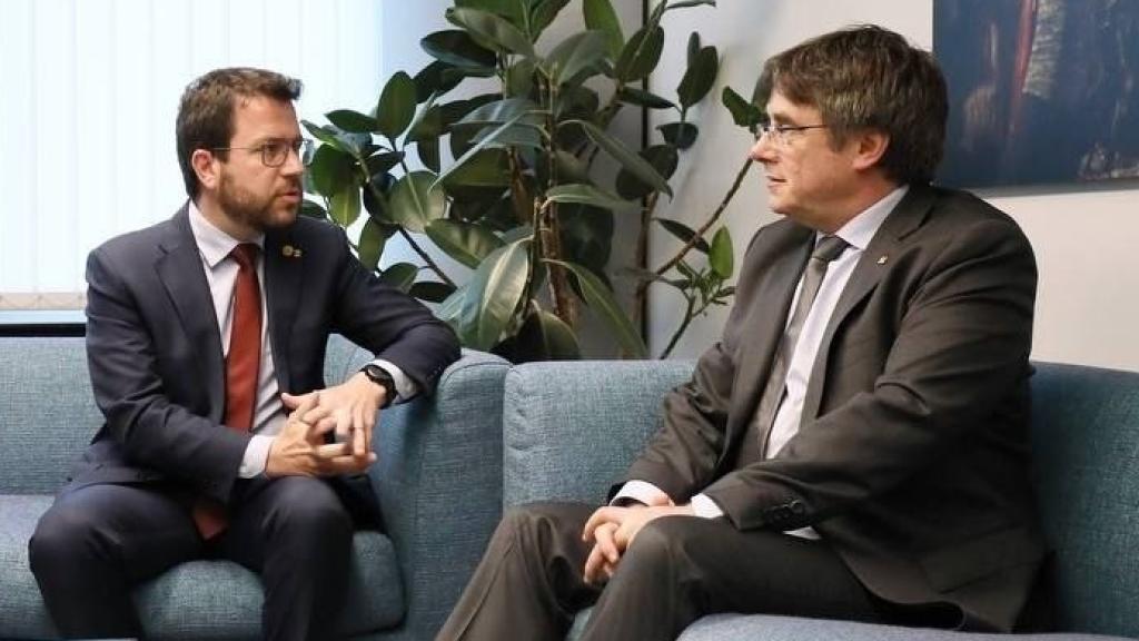 Pere Aragonès  y Carles Puigdemont, en mayo de 2022, en Bruselas.