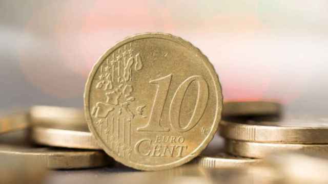 Una moneda de diez céntimos entre euros