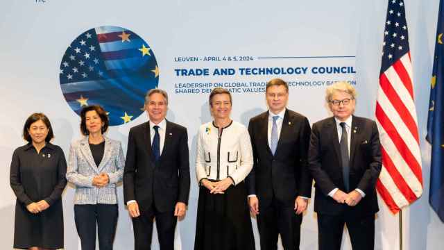 Los representantes de Estados Unidos (Katherine Tai, Gina Raimondo y Anthony Blinken) y de la UE (Margrethe Vestager, Valdis Dombrovskis y Thierry Breton) durante la reunión del Consejo de Comercio y Tecnología