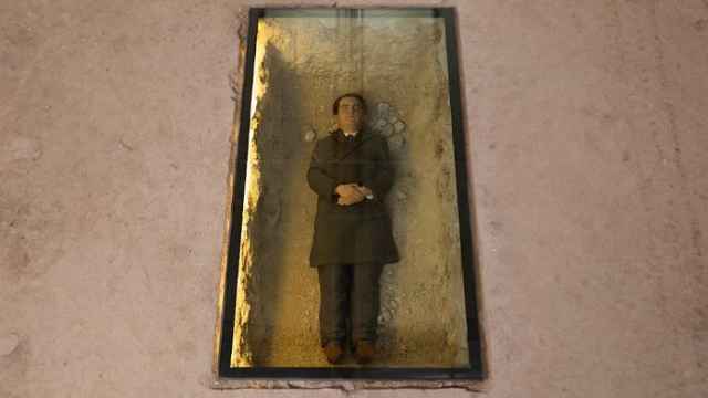 El cuerpo de Lorca ‘aparece’ en Carabanchel: un artista le entierra y rodea de 200 metros cuadrados de arena