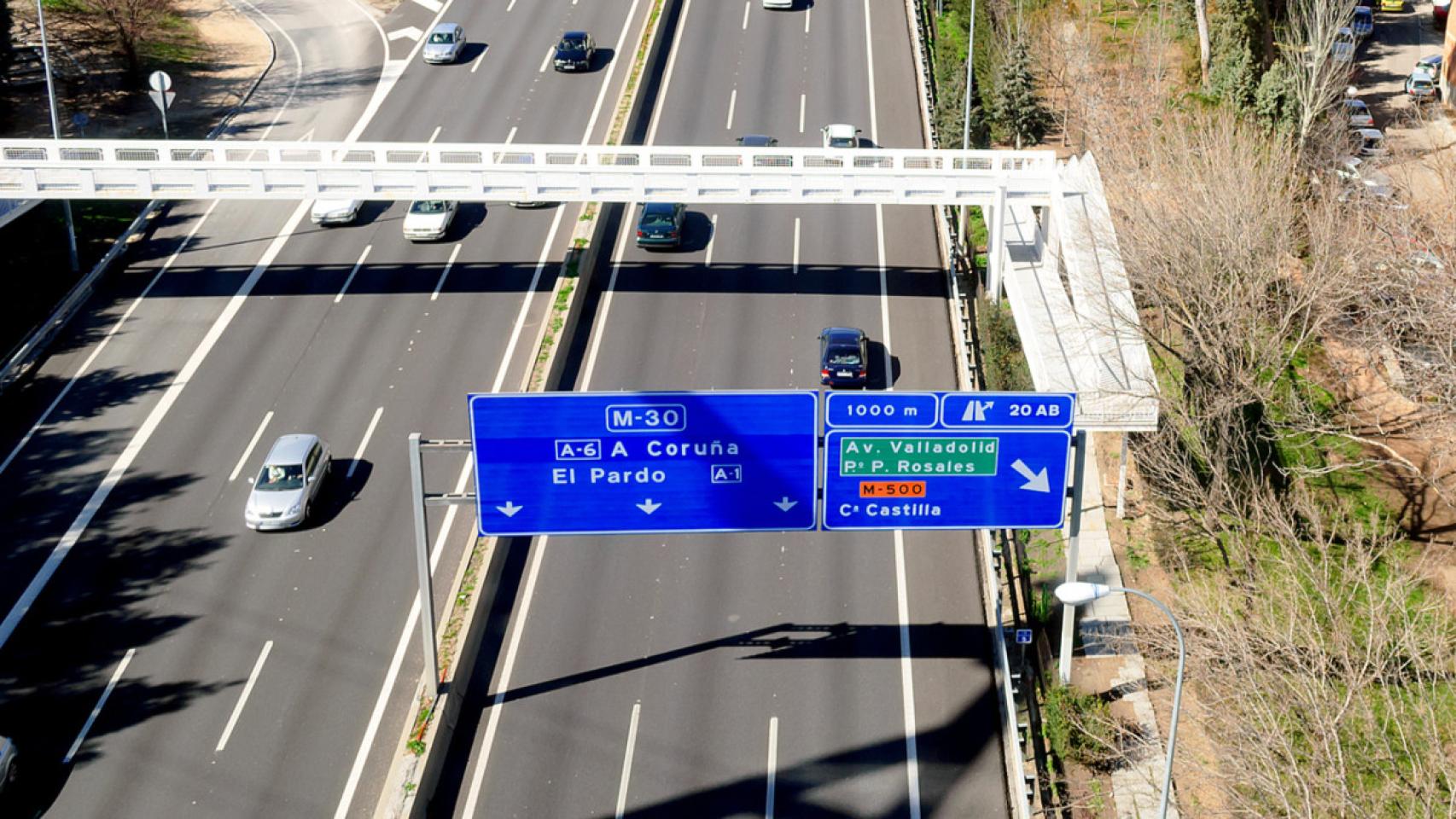 Cartel situado en la M-30 con indicativos en dirección A-6 y A-1.