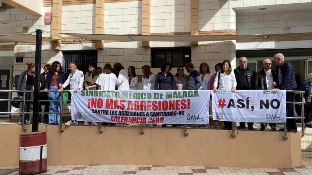 Concentración a las puertas del centro de salud de Ciudad Jardín.