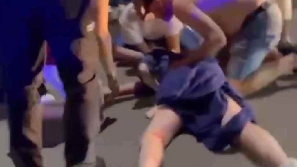 Imagen de la mujer tendida en el suelo tras ser atropellada en Benalmádena Costa.