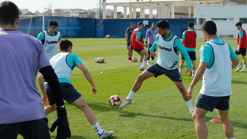 Los jugadores del Málaga CF durante un entrenamiento en el Anexo de La Rosaleda.