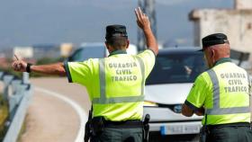 Dos agente de la Guardia Civil realizando un control de tráfico