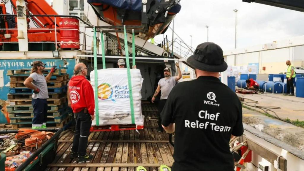 El equipo de WCK y Open Arms preparando el envío de alimentos a Gaza.
