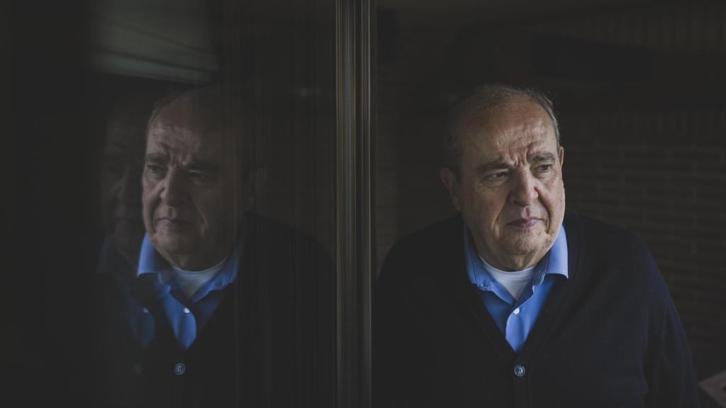 Javier Elorza posa en el balcón de su casa.