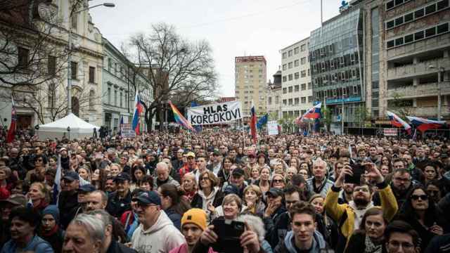 La gente participa en la última manifestación del candidato presidencial y ex ministro de Asuntos Exteriores eslovaco antes de la segunda vuelta de las elecciones presidenciales eslovacas en Bratislava, Eslovaquia, el 03 de abril de 2024.