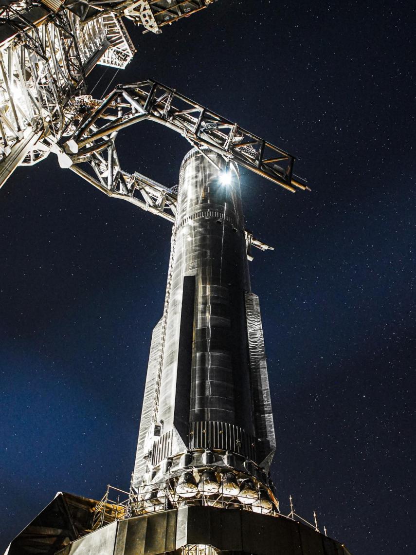 Propulsor de Starship en la plataforma de lanzamiento