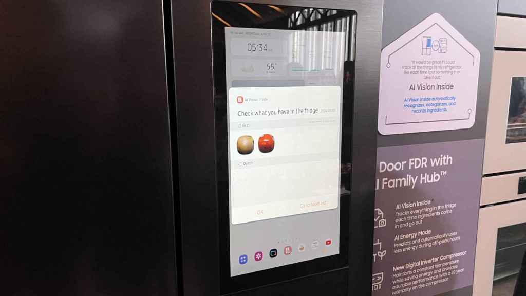La pantalla del frigorífico mostrando los alimentos detectados por la IA.