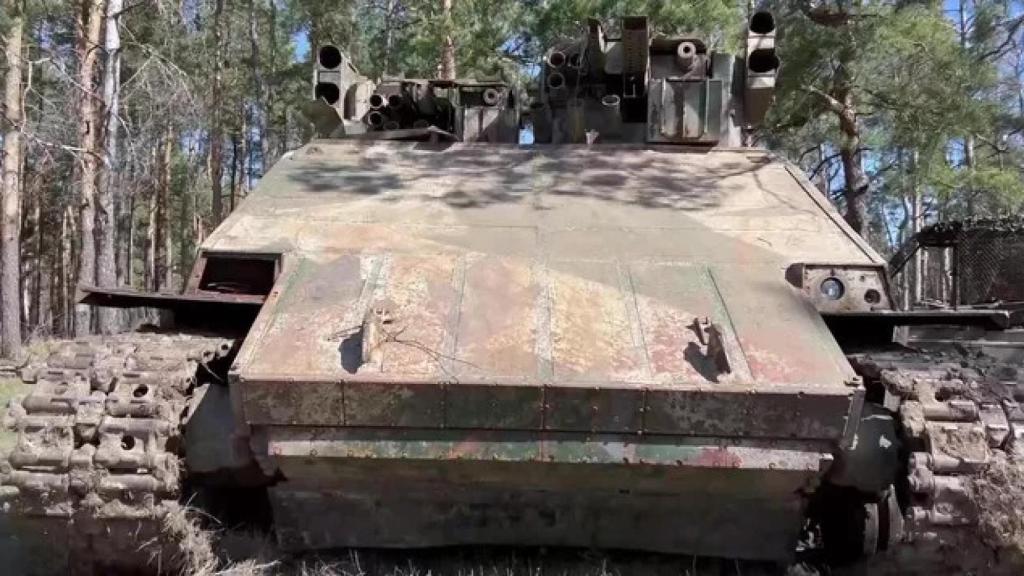 Tanque Azovets desenterrado por Rusia