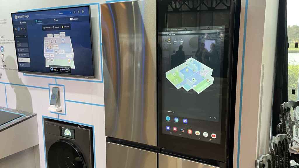 La pantalla AI Home en el frigorífico, la lavadora y un televisor Samsung.