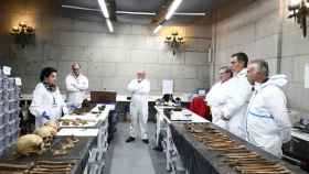Pedro Sánchez durante su visita al laboratorio forense del Valle de los Caídos la semana pasada.