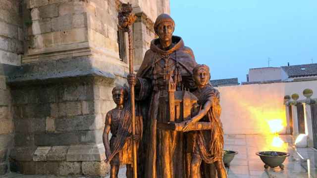 Estatua del cardenal Cisneros y los santos niños, en Alcalá de Henares.