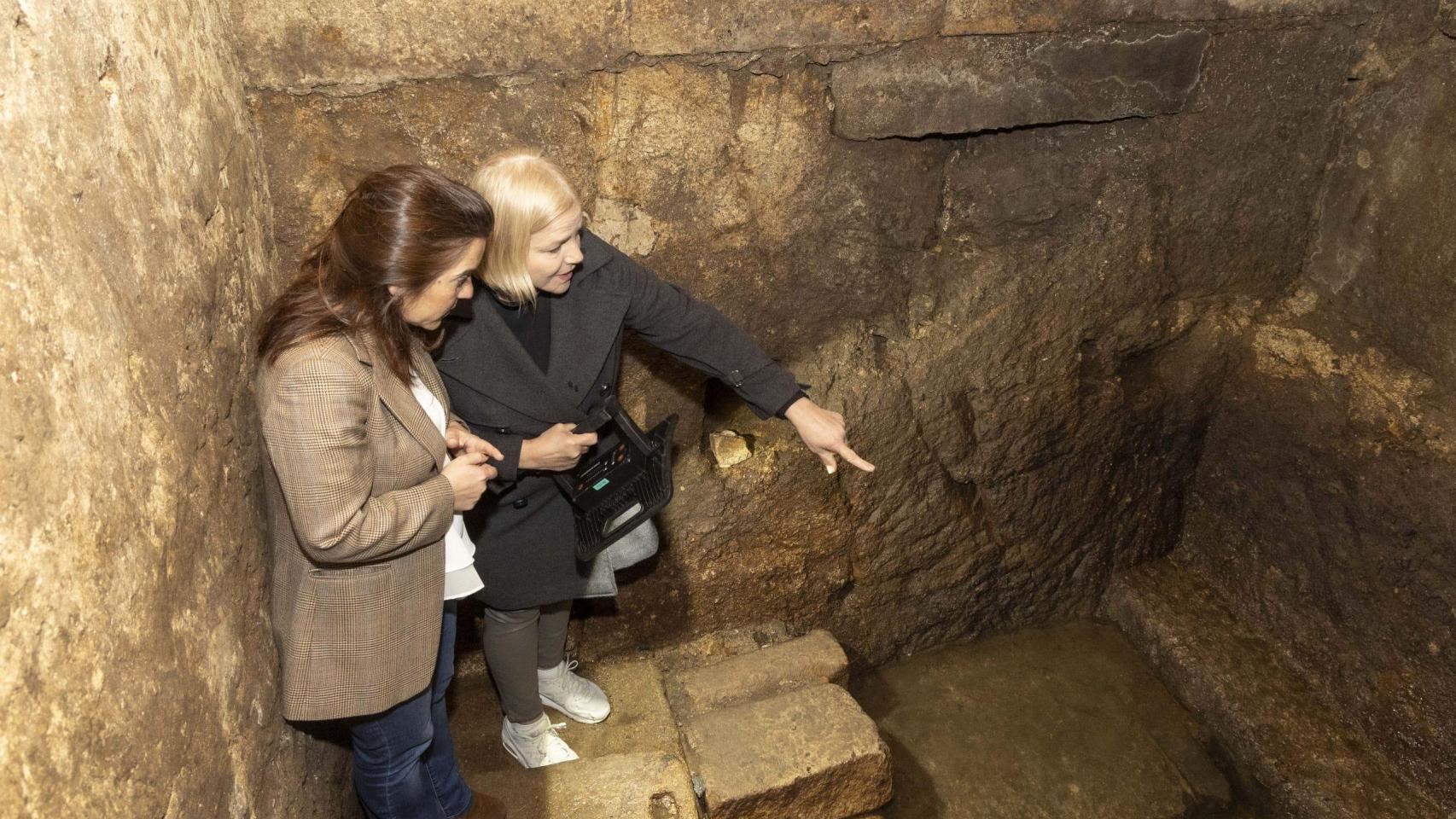 Inés Rey visitando la posible pila judía de calle Sinagoga