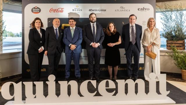 María Rivas (Subdelegada del Gobierno en A Coruña), Javier Losada (Consejero del Estado), Pedro Blanco (Delegado del Gobierno en Galicia), Pablo Grandío (director de Quincemil), Inés Rey (Alcaldesa de A Coruña), Pedro J. Ramírez (Presidente ejecutivo y director de El Español) y Silvia Longueira (diputada del Parlamento Gallego)