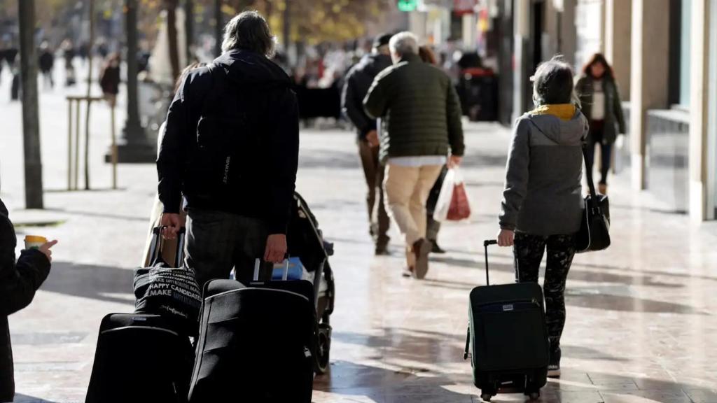 Imagen de archivo de unos turistas por la calle.