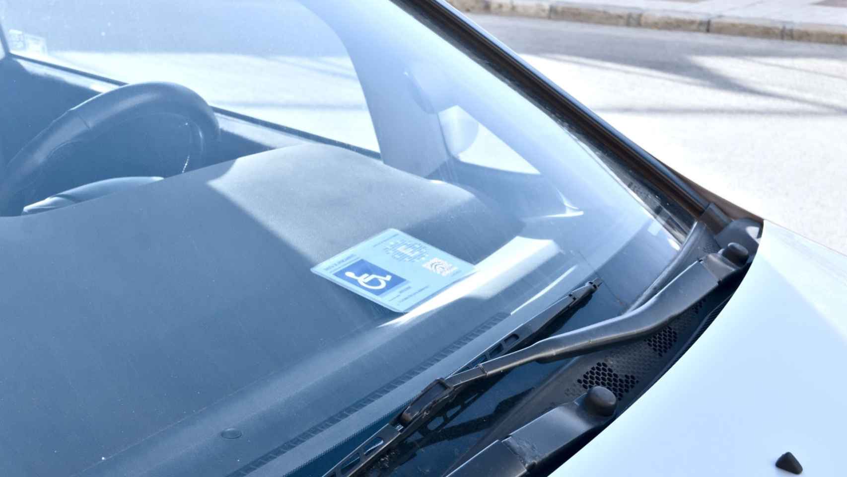 Imagen de archivo de un coche con una tarjeta de estacionamiento.