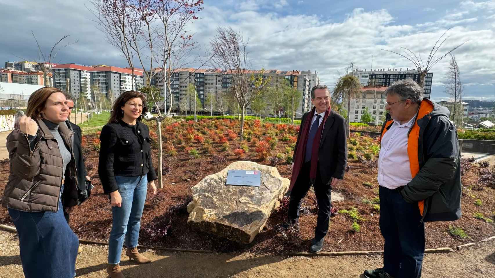 Abel Caballero y concejales inauguran la primera fase del parque de Navia.