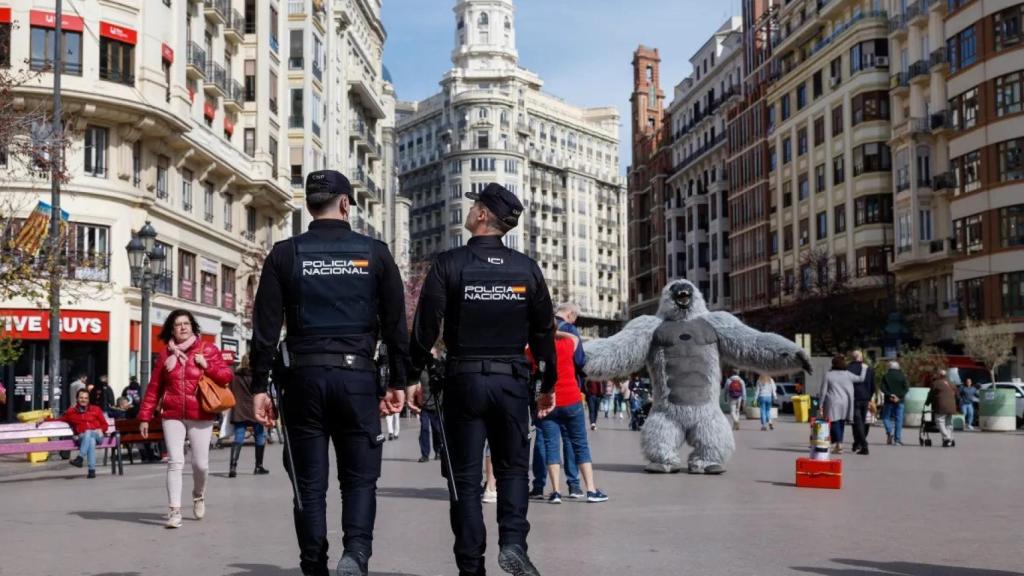 Dos agentes en el centro de Valencia.